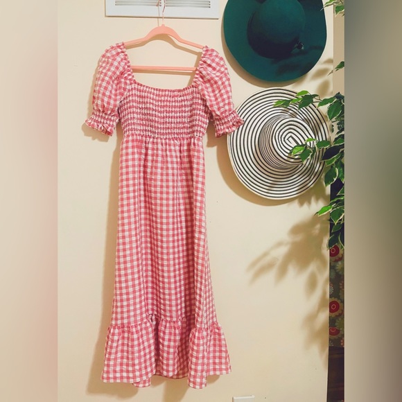 It’s a beautiful pink&wht maxi dress. - Picture 3 of 4